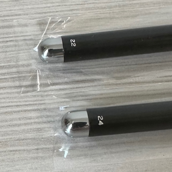 New Marc Jacobs Make Up Brush Bundle x2 - Picture 5 of 8